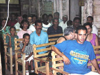 Culto em pequena igreja, em Cuba