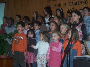 Crian&ccedil;as cantam na festa de encerramento da EBF 2008