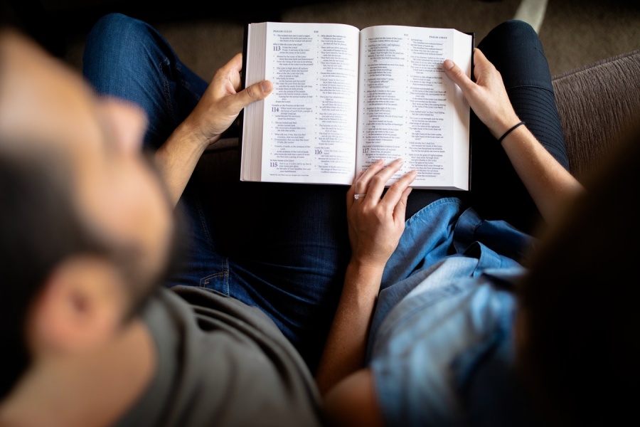 O culto doméstico é chave para o fortalecimento e proteção da família familia lendo a biblia