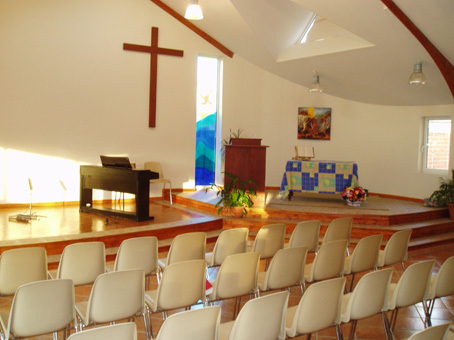 Interior do lugar de culto de uma igreja evangélica em França