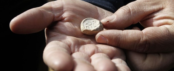 Artefato em forma de botão traz inscrição: 'puro por Deus' Artefato em forma de botão traz inscrição: 'puro por Deus'