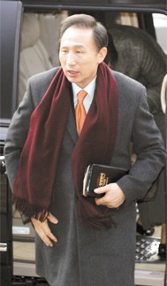 Lee Myung-Bak chegando &agrave;s instala&ccedil;&otilde;es da igreja