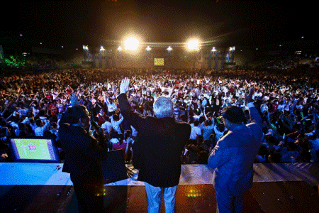 luis-palau-vietnam-crowd.gif
