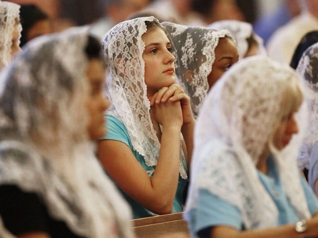 1 Coríntios 11 é muito claro:as mulheres devem cobrir a sua cabeça nos cultos. mulheres usando veu