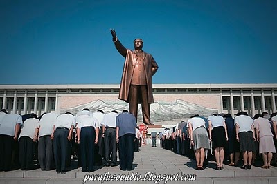 nortecoreanos_prestando_homenagem_a_king_ilsun.jpg