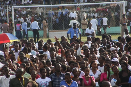 povo_haitiano_ouve_a_mensagem.jpg