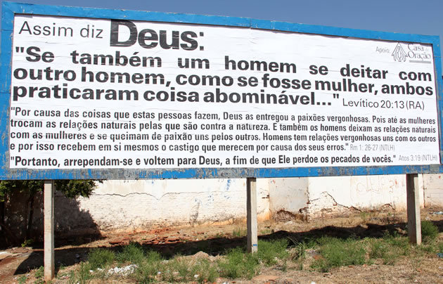 Outdoor com versículo bíblico que reprova o homossexualismo