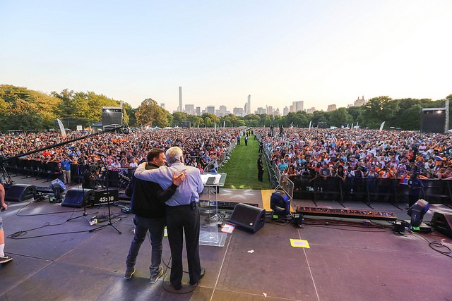 Luis Palau diante da multidão a quem pregou o Evangelho Luis Palau diante da multidão a quem pregou o Evangelho