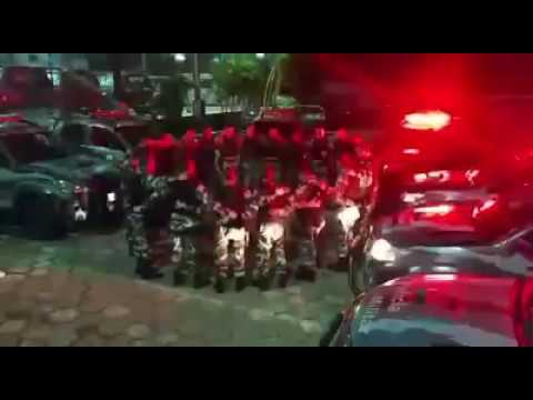 Agentes da Polícia Militar louva a Deus