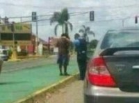 Agente da polícia ora por mendigo