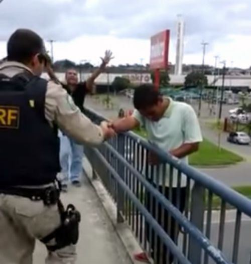 Agente da polícia impede suicídio citando as Escrituras