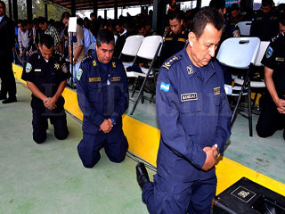 Agentes da polícia em oração a Deus nas Honduras