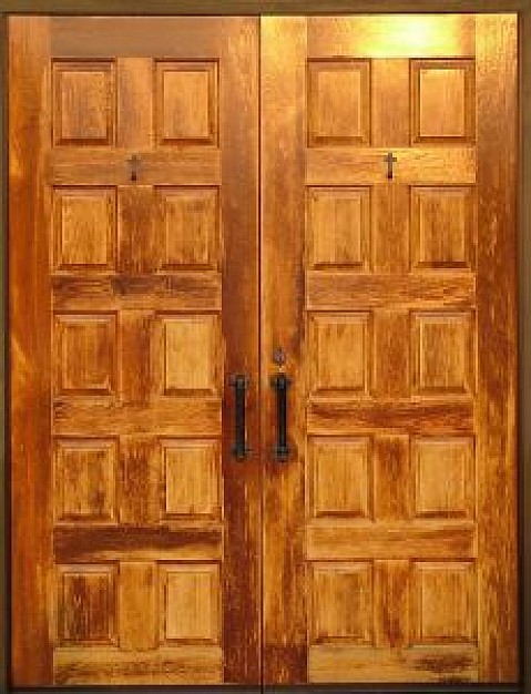 Portas de edifício de uma igreja fechadas
