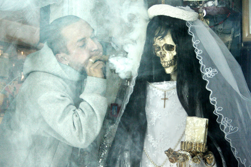 Celebração á Santa Muerte num altar de Tepito, México