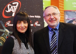 Rita El Mounayer (Diretora Executiva) e Terry Ascott (Fundador) da Sat-7