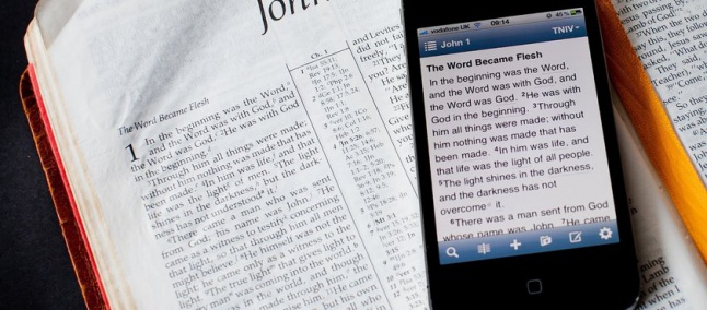 Bíblia em papel ou smartphone? O que importa é ler a Palavra de Deus