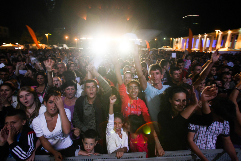 Albaneses ouvem o Evangelho