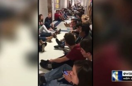 Jovens estudantes cantam sob o tornado
