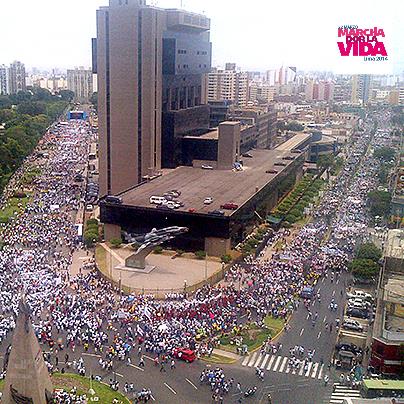 Milhares de pessoas desfilam contra a ideologia do género em Lima Milhares de pessoas desfilam contra a ideologia do género em Lima