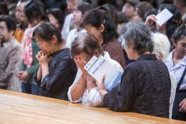 Pessoas compungidas com a mensagem do Evangelho