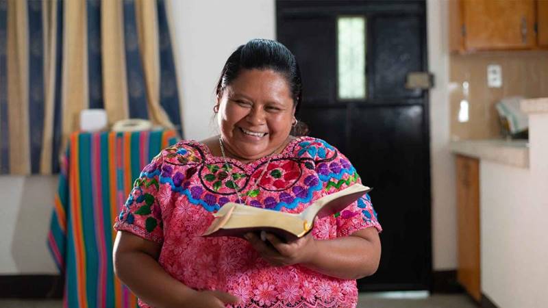 Tradutora da Bíblia Magdalena emocionada por a Bíblia ter sido finalmente publicada no idioma Achí de Cubulco, na Guatemala
