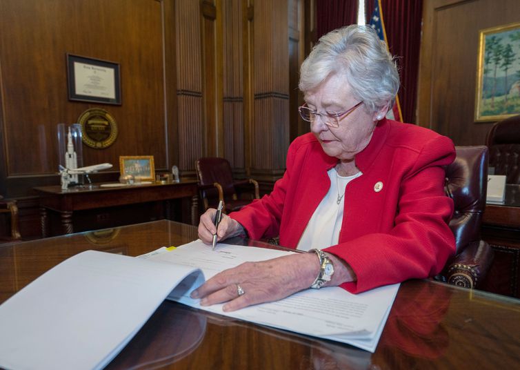 Governadora do Alabama (EUA) usa abortion alabama