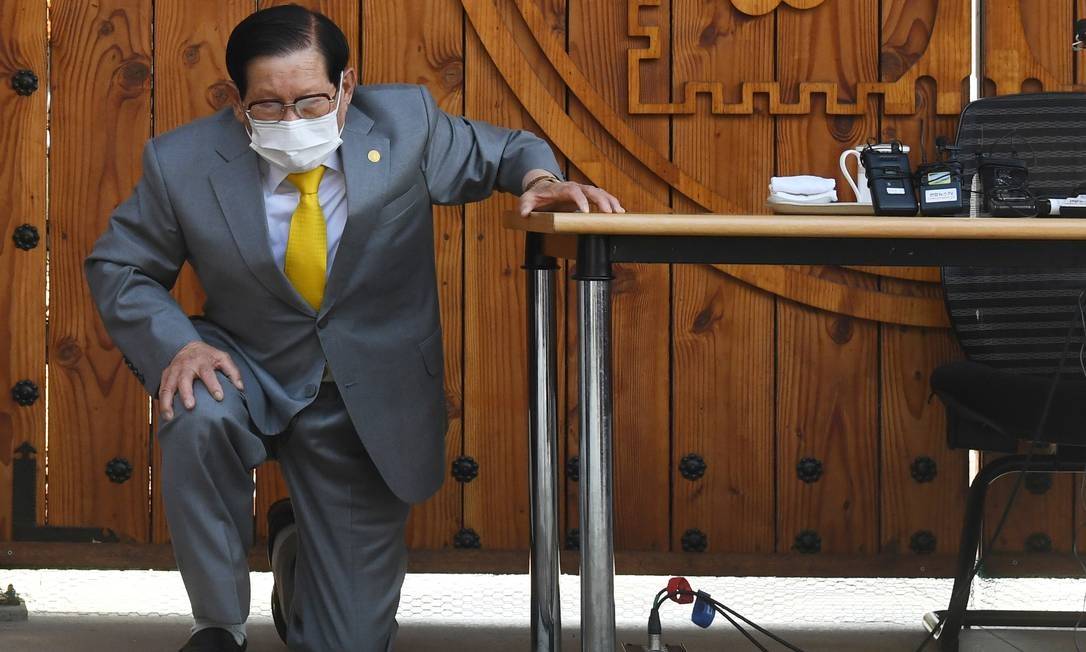 O fundador da Igreja de Jesus Shincheonji, também conhecida como Templo do Tabernáculo do Testemunho, ajoelha-se diante de jornalistas durante conferência de imprensa de imprensa na cidade de Gapyeong, na Coreia do Sul. Foto: YONHAP / REUTERS